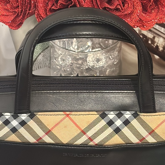 Burberry tote 👜 hand bag A Black Leather and Burberry canvas a beautiful piece. - Picture 14 of 15